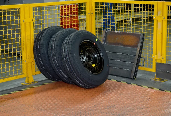 Nuevas ruedas se encuentran en el taller de montaje de la planta de automóviles —  Fotos de Stock