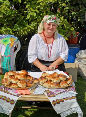 neşeli kadın Milli takım elbiseli rulo satıyor NAT Fuarı