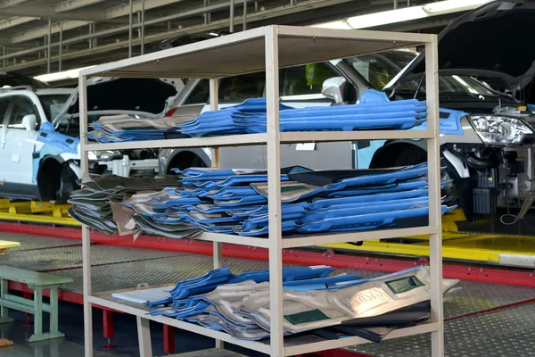 Стеллаж с компонентами для автомобилей в сборочном цехе автомобильной плиты — стоковое фото