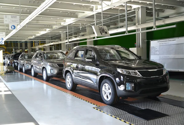 Ready cars stand on the conveyor line of assembly shop. Automobi — Stock Photo, Image