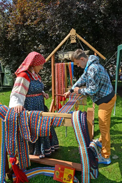 Weaver için yardım reed ile örgü delikanlıyı öğretir — Stok fotoğraf