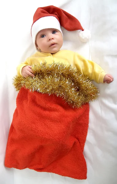 O bebê no terno de um Ano Novo de Papai Noel em um backgrou branco — Fotografia de Stock