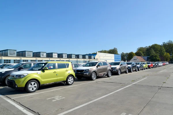 Nieuwe auto's staan op het grondgebied van auto plant — Stockfoto