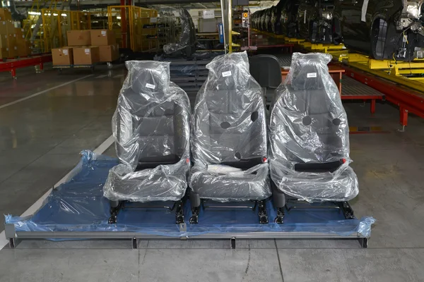 Chaises d'automobile dans le stand d'emballage dans l'atelier d'assemblage d'automobil — Photo