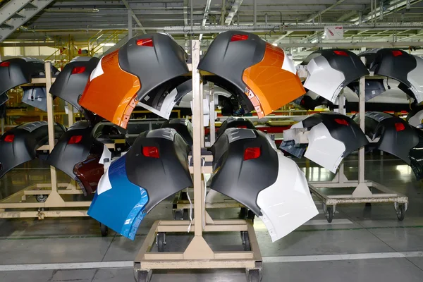 Retour d'un pare-chocs de carrosserie sur un rack dans l'atelier d'assemblage de l'automobile — Photo