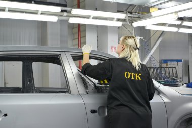Denetleme bölümü kadın işçiye Pol kalite denetimleri