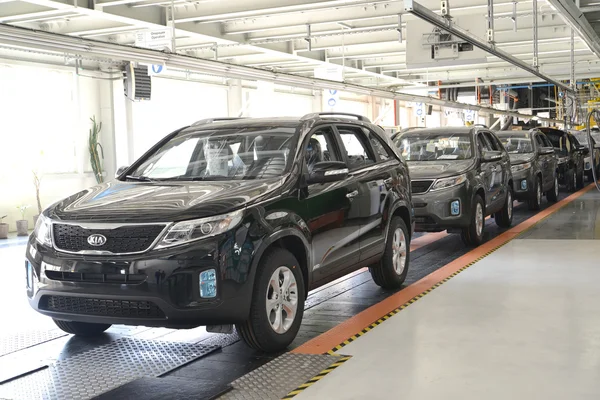 Ready cars stand on the conveyor line of assembly shop. Automobi — Stock Photo, Image