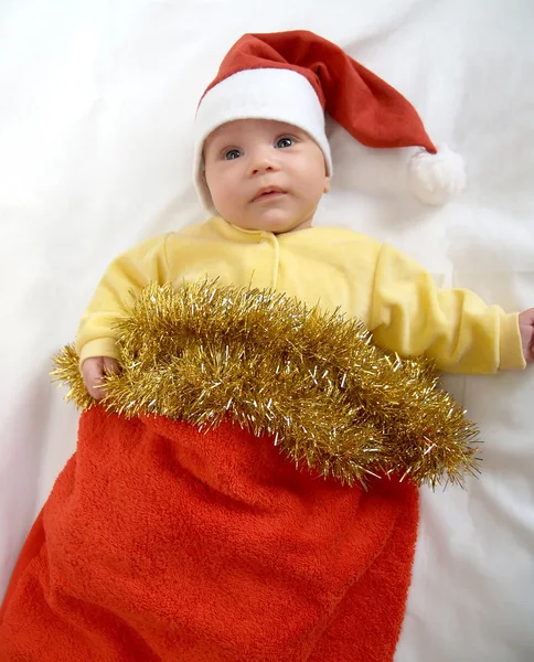 白いれたらサンタ クロースの新年のスーツの赤ちゃん — ストック写真