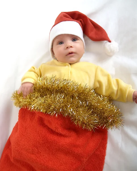 O bebê no terno de um Ano Novo de Papai Noel em um backgrou branco — Fotografia de Stock