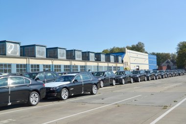 Yeni araba otomobil fabrikası toprakları üzerinde durmak