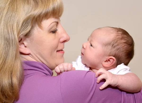 Retrato da jovem mulher com o bebê a mãos — Fotografia de Stock