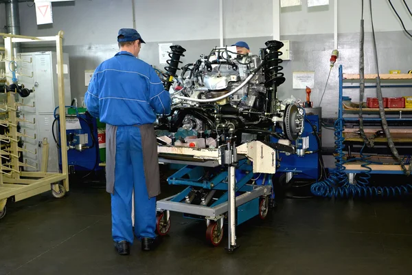 El trabajo en el lugar del submontaje de los motores de automóvil. Asamblea sh —  Fotos de Stock