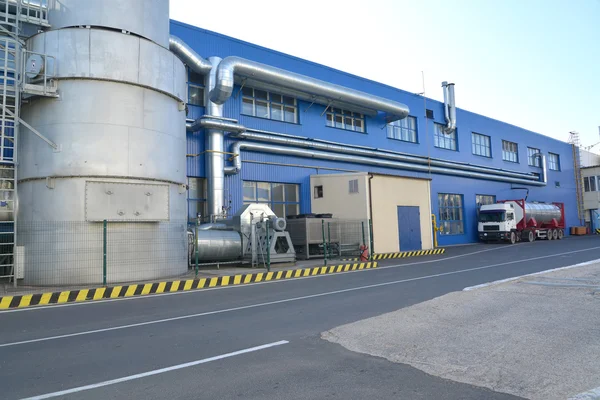 Вентиляционная выхлопная система здания современного завода — стоковое фото
