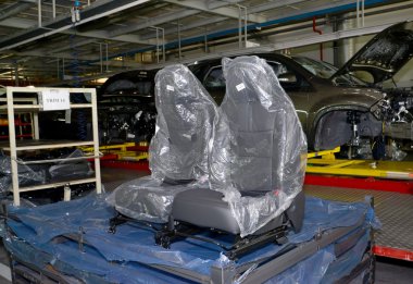 Otomobil koltukları paket derleme automobil mağazasında stand