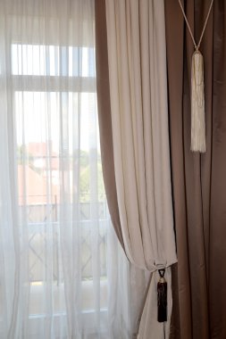 Fırçalar ile perde tarafından verilen pencere
