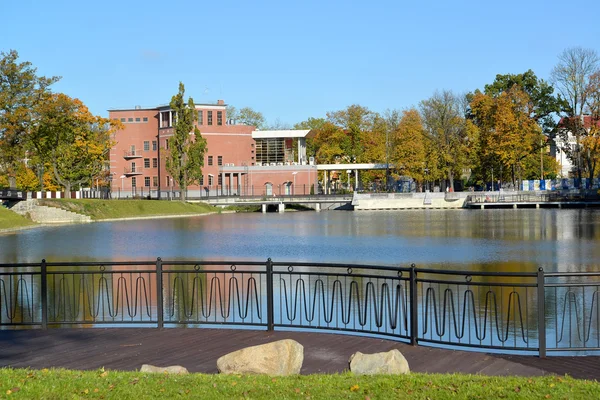 Kaliningrad. Embankment of the Grain lake (pond Float) in the fa — Stock Photo, Image