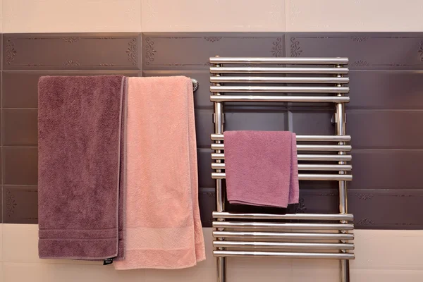 Terry handdoeken hangen in een badkamer — Stockfoto