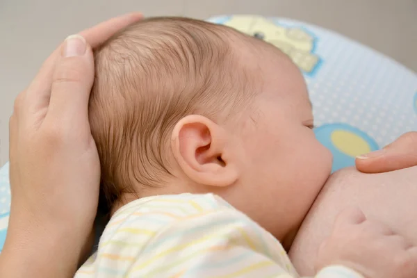 La donna allatta il bambino. Allattamento — Foto Stock