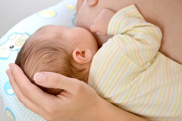 Die Frau stillt das Baby. Stillen — Stockfoto