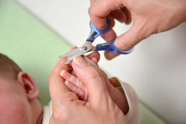 Coiffure des ongles sur les mains du bébé — Photo