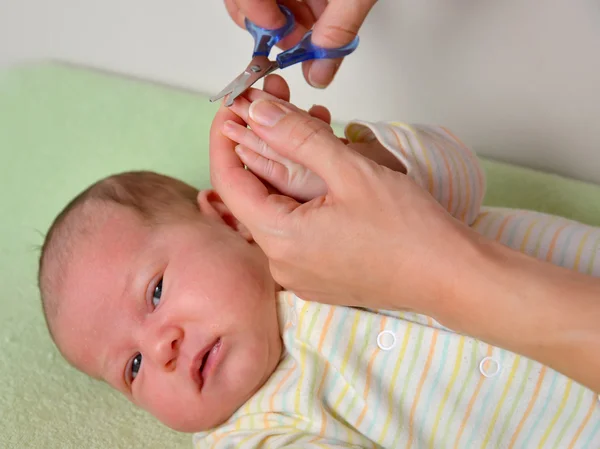 Penteado de pregos a mãos no bebê — Fotografia de Stock