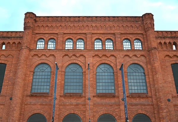 Fachada de la antigua fábrica de tejidos I. Poznanskogo. Lodz, Polonia — Foto de Stock