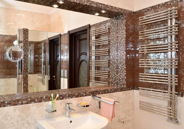 Mirror niche in a bathroom — Stock Photo, Image