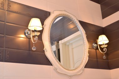 Ayna ve iki Aplikler tuvaletinde. Rococ ile modern klasikler