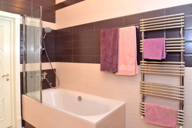 Banyo iç asılı havlu ile