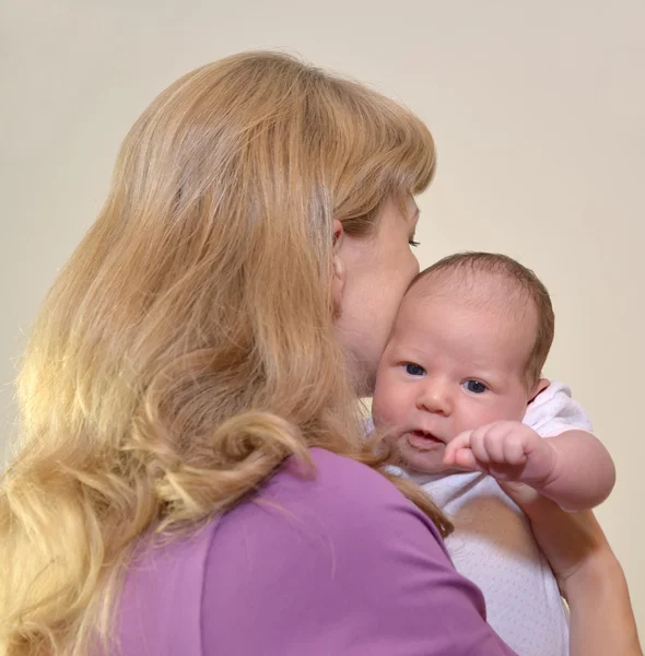 Le portrait du bébé sur les mains à la mère — Photo