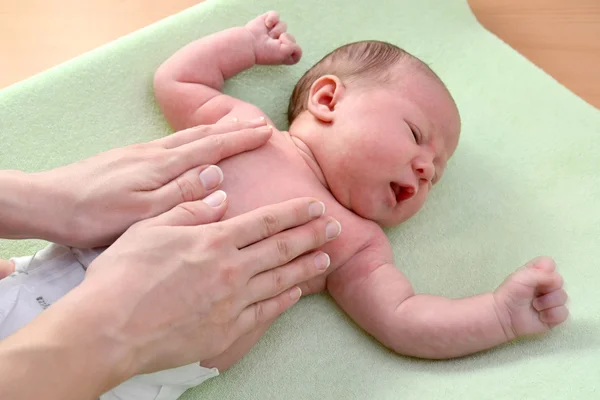 Die Frau massiert das neugeborene Kind — Stockfoto