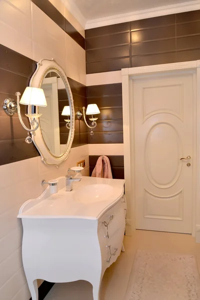 Фрагмент интерьера ванной комнаты. Современная классика с элементами рококо — стоковое фото