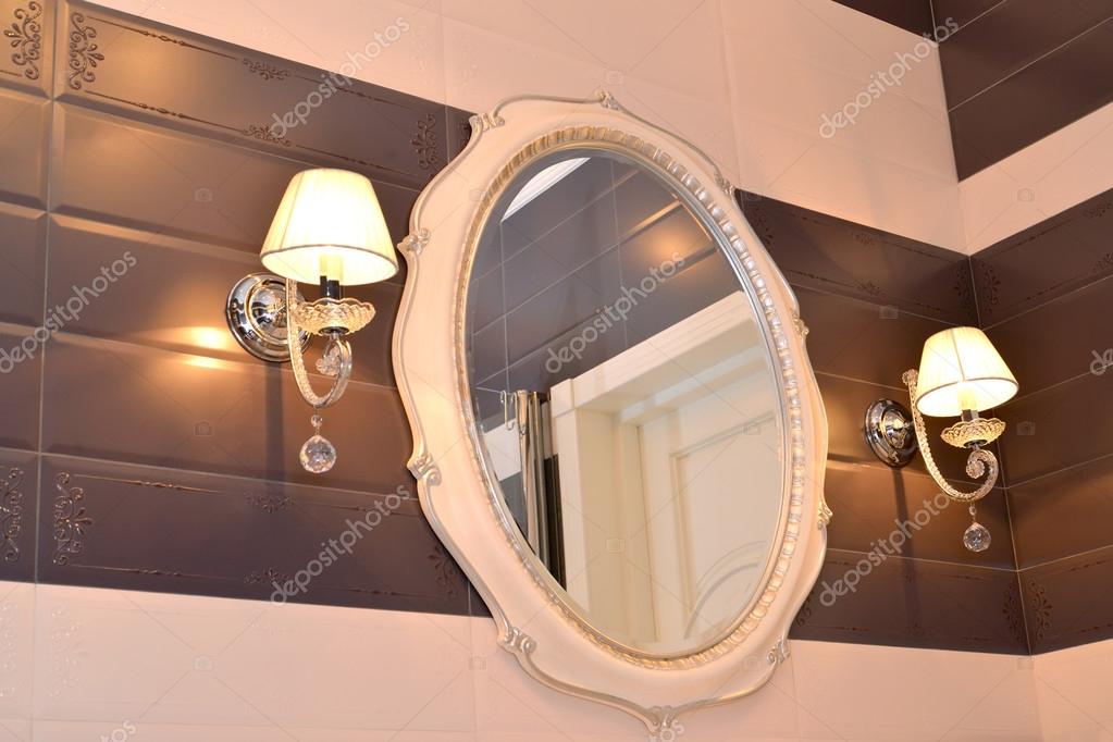 Espejo y dos apliques en un cuarto de baño. Clásicos modernos con ... Espejo y dos apliques en un cuarto de baño. Clásicos modernos con ...