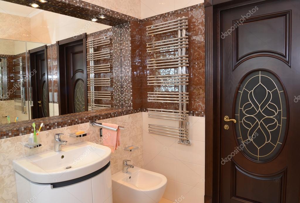 Badkamer interieur fragment met een spiegel niche — Stockfoto ... Badkamer interieur fragment met een spiegel niche — Stockfoto ...
