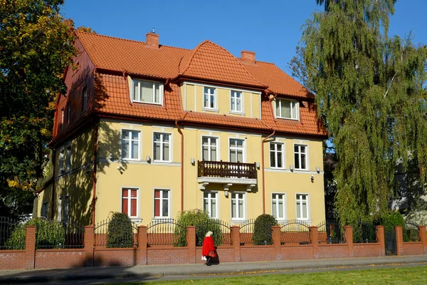 El hermoso edificio con un techo de teja roja en la calle Kutuzov en —  Fotos de Stock