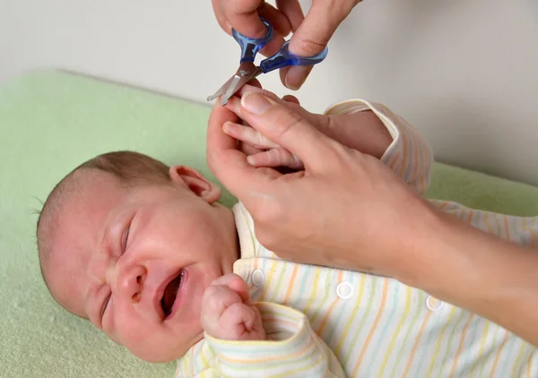 Acconciatura di unghie su mani al bimbo — Foto Stock