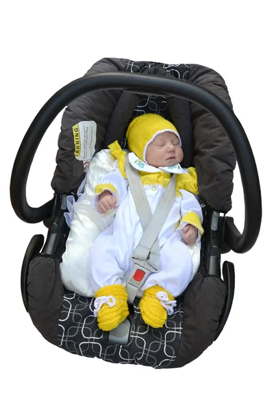 Новорожденный ребенок спит в детском автомобильном кресле — стоковое фото