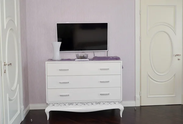 Yatak odasındaki beyaz şifonyer. Rokoko elementli modern klasikler — Stok fotoğraf