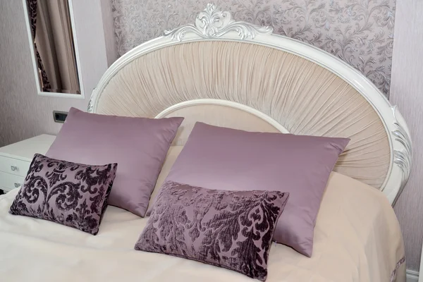 明るい色調のベッドルーム インテリア フラグメント。R モダン クラシック — ストック写真