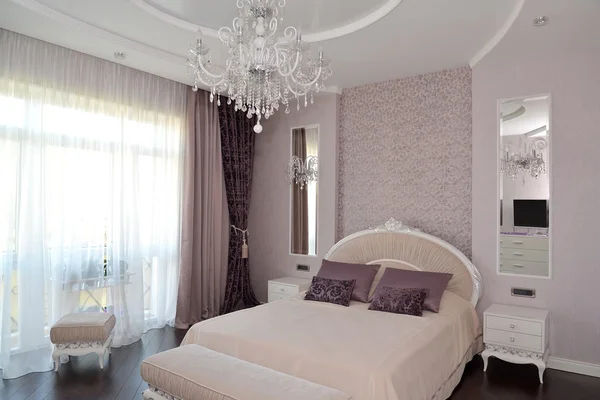 Спальня в светлых тонах. Современная классика с элементами рококо — стоковое фото
