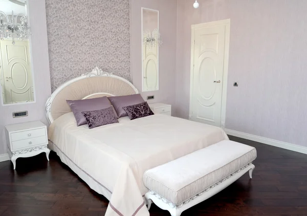 Slaapkamer interieur in lichte kleuren. Moderne klassiekers met rococo ele — Stockfoto