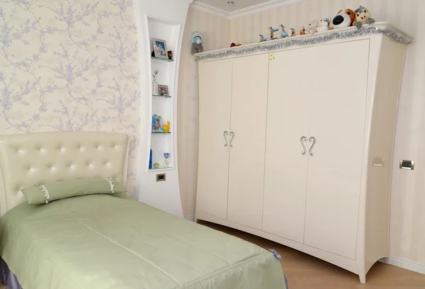 Fragment van een interieur van een kinderslaapkamer in lichte kleuren. — Stockfoto