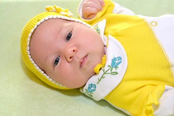 黄色キャップの赤ちゃんの肖像画 — ストック写真