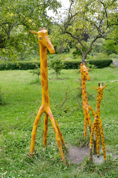 Familia de jirafas, escultura decorativa de madera en el parque — Foto de Stock