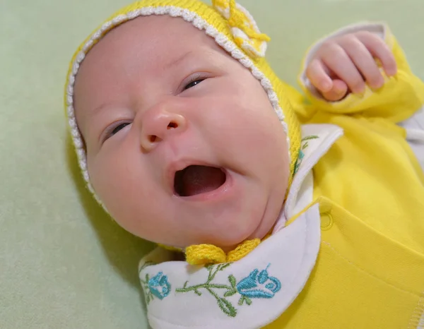 Портрет зевающего младенца — стоковое фото