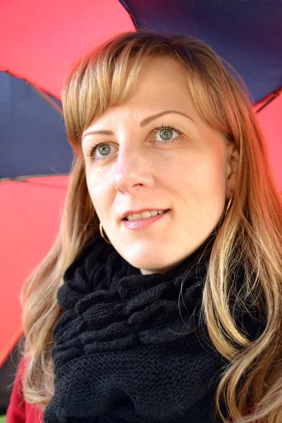 Портрет молодой женщины с черно-красным зонтиком — стоковое фото