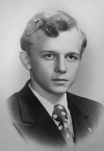 Portrait du jeune homme avec un badge Komsomol sur un revers, 1976 — Photo