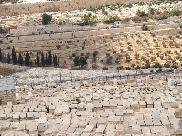 Grafzerken van een oude Joodse kerkhof op de Olijfberg — Stockfoto