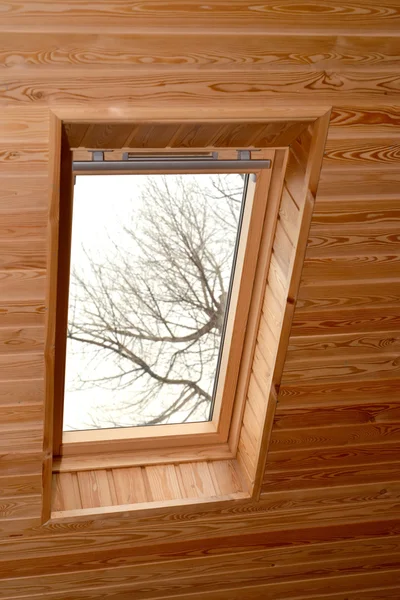 Fenster im Dachgeschoss des Holzhauses — Stockfoto