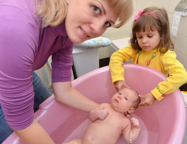 Bebeğin aile banyo